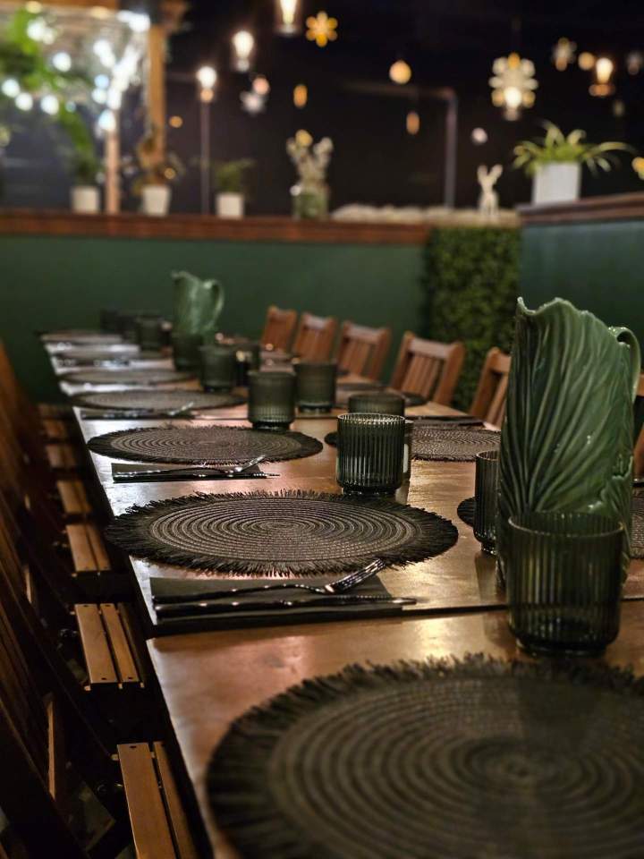 Vous avez besoin d'un espace pour votre réunion ou un petit évènement, nous avons une salle style bistro lounge à votre disposition.