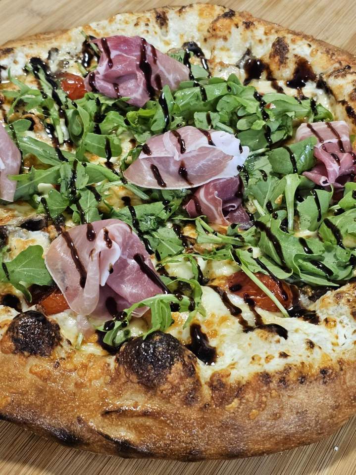 Vous avez envie d'une délicieuse et réconfortante pizza.  Rosette vous propose une sélection de pizza artisanale que vous pouvez dégusté dans notre section bistro style lounge ou dans le confort de votre maison.