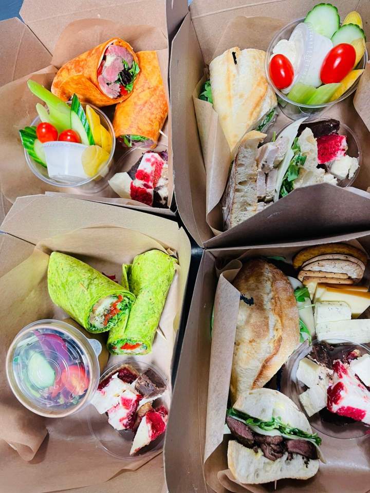 Vous avez besoin de repas durant vos réunions d'affaire.  Nous vous offrons des boîtes à lunch corporative.